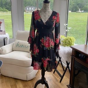 Size 8 beautiful and figure flattering dress.